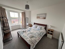 House Sleeps 6 With Garden and Parking