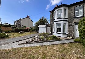 House Sleeps 6 With Garden and Parking