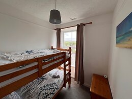 House Sleeps 6 With Garden and Parking