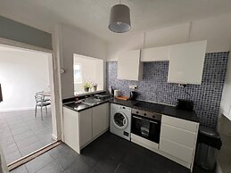 House Sleeps 6 With Garden and Parking