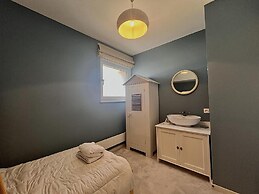 Sea View Family Stay for 8