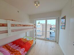Bright 3-bedroom Flat by the Beach