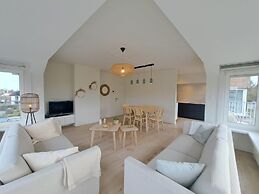 Bright 3-bedroom Flat by the Beach