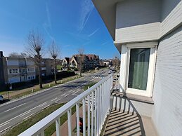 Bright 3-bedroom Flat by the Beach