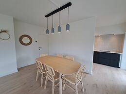 Bright 3-bedroom Flat by the Beach