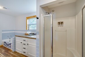 Mount Rainier Views & Hot Tub: Pet-friendly Cabin!