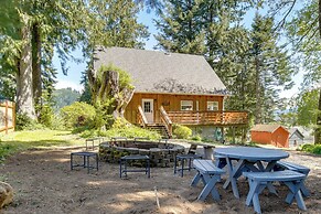 Mount Rainier Views & Hot Tub: Pet-friendly Cabin!