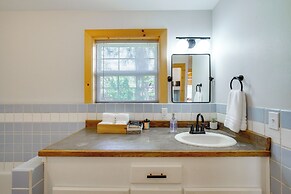 Mount Rainier Views & Hot Tub: Pet-friendly Cabin!