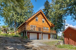 Mount Rainier Views & Hot Tub: Pet-friendly Cabin!