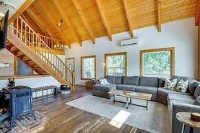 Mount Rainier Views & Hot Tub: Pet-friendly Cabin!