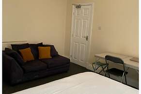 6 Bed - 5 Bath - Sleeps 6 - Free Parking