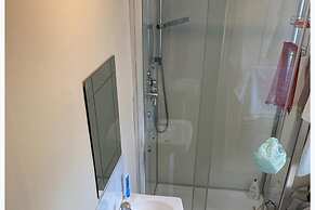 6 Bed - 5 Bath - Sleeps 6 - Free Parking