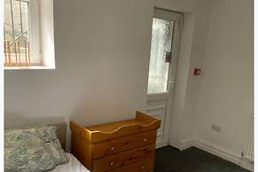 6 Bed - 5 Bath - Sleeps 6 - Free Parking