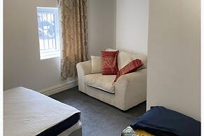 6 Bed - 5 Bath - Sleeps 6 - Free Parking
