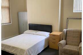 6 Bed - 5 Bath - Sleeps 6 - Free Parking