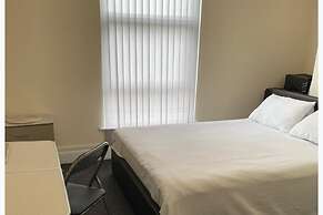 6 Bed - 5 Bath - Sleeps 6 - Free Parking