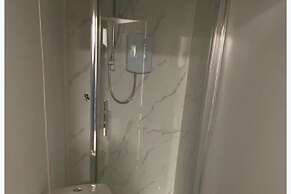 6 Bed - 5 Bath - Sleeps 6 - Free Parking