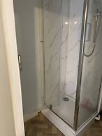 6 Bed - 5 Bath - Sleeps 6 - Free Parking