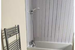 6 Bed - 5 Bath - Sleeps 6 - Free Parking