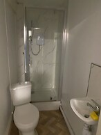 6 Bed - 5 Bath - Sleeps 6 - Free Parking
