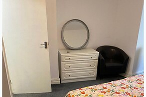 6 Bed - 5 Bath - Sleeps 6 - Free Parking
