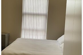 6 Bed - 5 Bath - Sleeps 6 - Free Parking