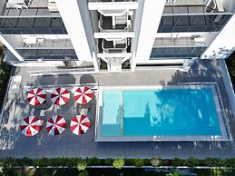 400m Beach Apartment With Pool