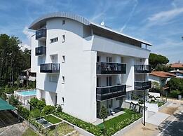 400m Beach Apartment With Pool