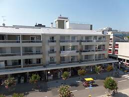 Comfortable Accommodation Featuring a Rooftop Pool