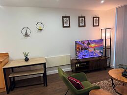 One Bedroom Flat in Mailbox With Free Parking