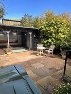 House Sleeps 5 With Garden and Parking