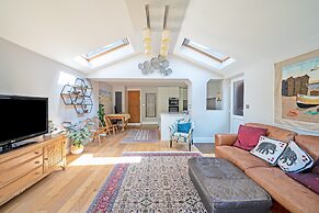 House Sleeps 5 With Garden and Parking