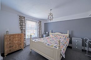 House Sleeps 5 With Garden and Parking