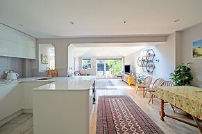 House Sleeps 5 With Garden and Parking