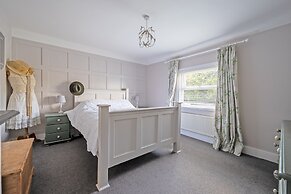 House Sleeps 5 With Garden and Parking