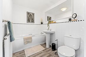 Apartment Sleeps 6 With Parking