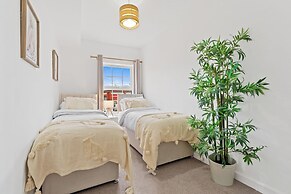 Apartment Sleeps 6 With Parking