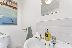 Apartment Sleeps 6 With Parking