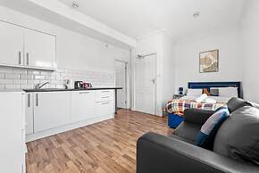 Large Modern Leeds Stay w 8 Private Ensuite Studio