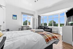 Large Modern Leeds Stay w 8 Private Ensuite Studio