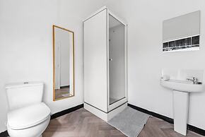 Large Modern Leeds Stay w 8 Private Ensuite Studio