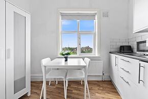 Large Modern Leeds Stay w 8 Private Ensuite Studio