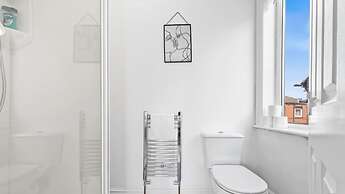 Large Modern Leeds Stay w 8 Private Ensuite Studio