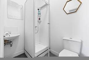 Large Modern Leeds Stay w 8 Private Ensuite Studio