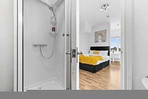 Large Modern Leeds Stay w 8 Private Ensuite Studio