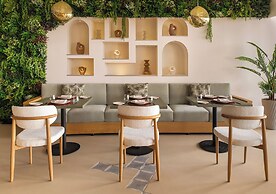 Ray Hotel by Cloud 7