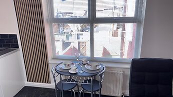 Apartment Sleeps 4 With Garden & Wifi