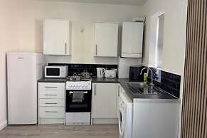Apartment Sleeps 4 With Garden & Wifi