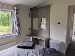 Static Caravan 2 Bed Sleeps 6 Overlooking Water
