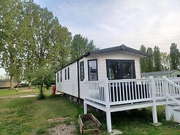 Static Caravan 2 Bed Sleeps 6 Overlooking Water